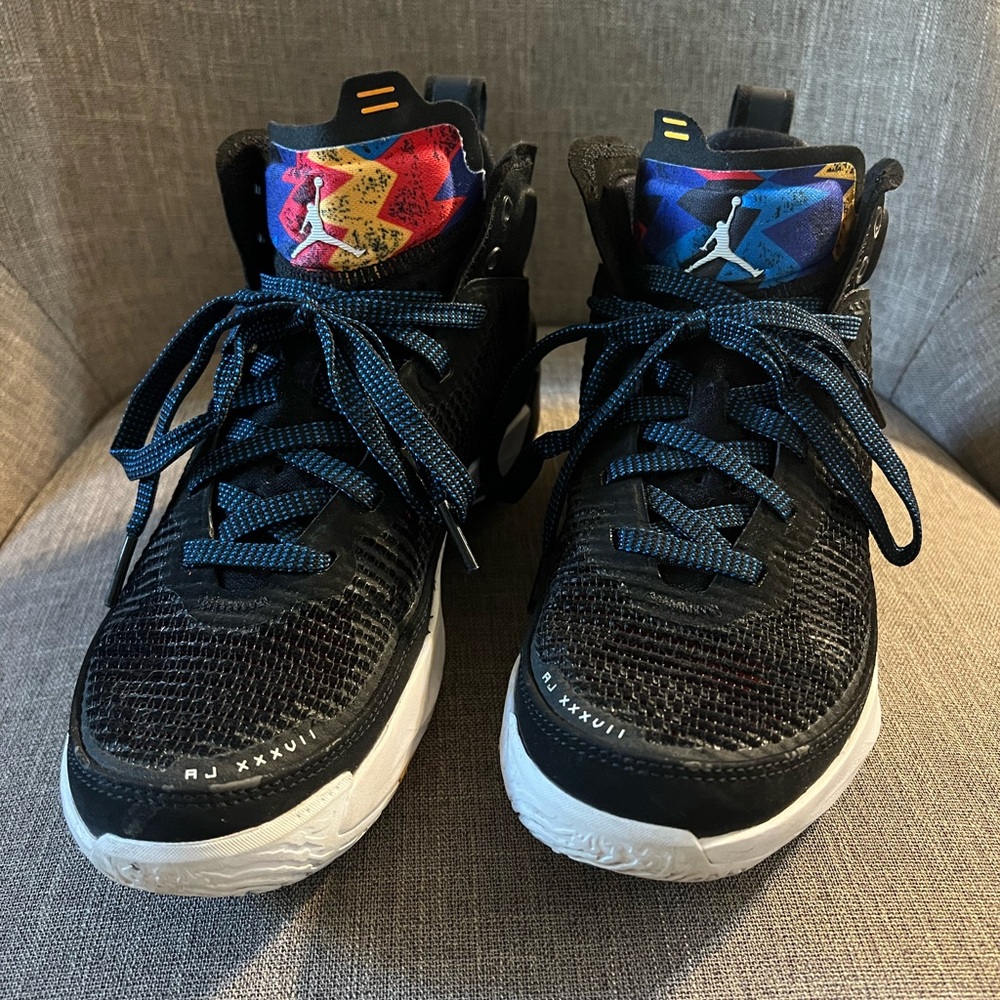 Boys/Unisex Air Jordan AJ XXXVII Size 5 Great Condition